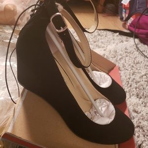 Arizona Jean Co Black Wedges